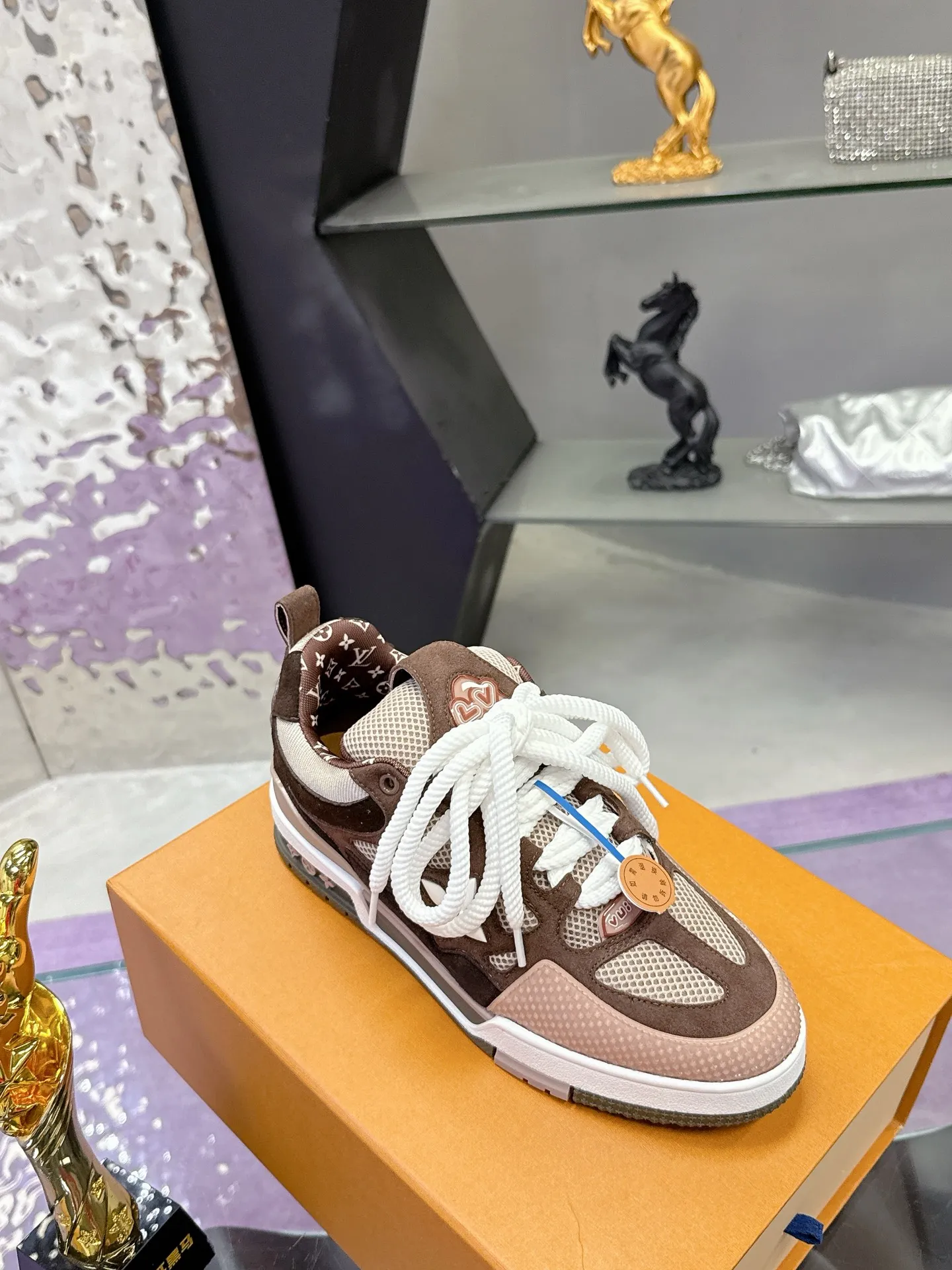 Factory price: 760💰 𝙇𝙑 𝟐𝟎𝟐5 𝐒𝐒 𝐧𝐞𝐰 Officially synchronized new colors💗 Louis Vuitton catwalk skateboard shoes are a hit, LOUIS VUITTON Trainer is undoubtedly one of the most successful Sneakers launched by luxury brands, but the pace of exploration will not stop. LOUISVUITTON will also bring a new series of skateboard shoes in the spring of 2025. The new series in the picture returns to the 90s Chunky Skate Shoes look and feel. The uppers are made of leather and mesh. The fat silhouette and thick shoelaces are very eye-catching. It is expected to have quite a few colors like the Trainer. Judging from the previous DIOR show skate shoes, this chunky style may be even stronger next year.  💎 LV small bread series LV bread shoe series 😘 Couple model Size: Female 35-40 Male 39-44, customized 45, 46